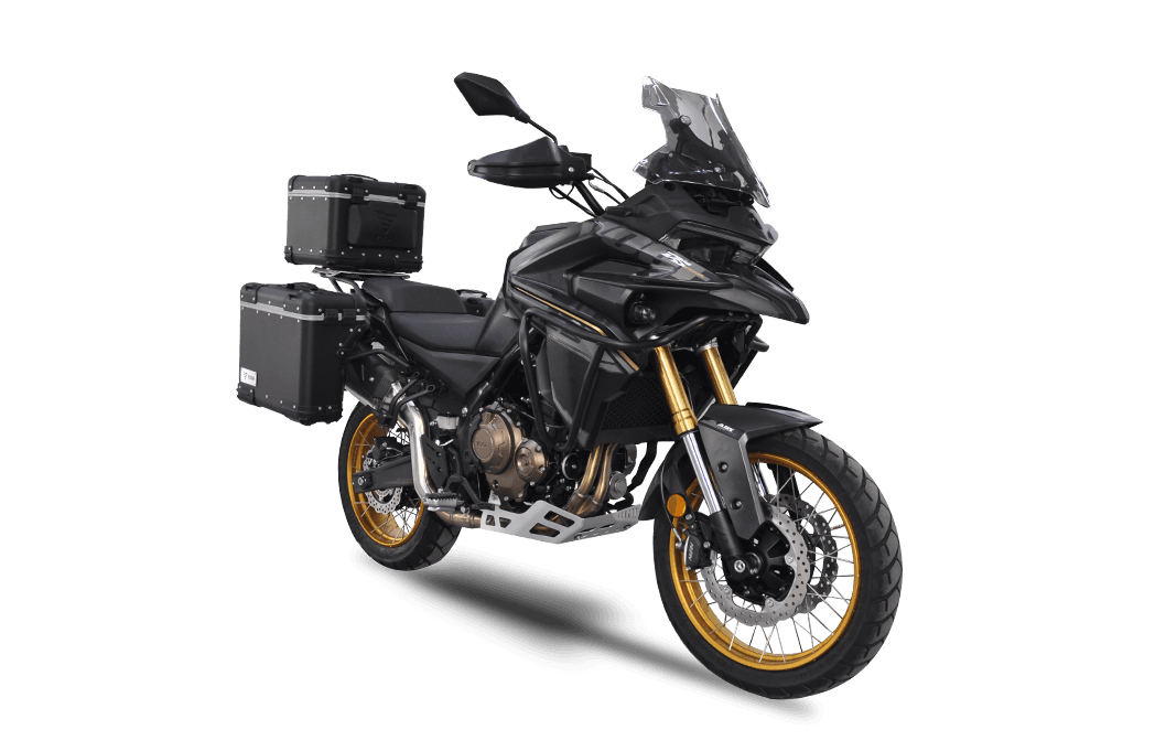 Schwarzes Adventure-Motorrad mit goldenen Speichenfelgen, schwarzen Koffern und hohem Windschild vor schwarzem Hintergrund.
