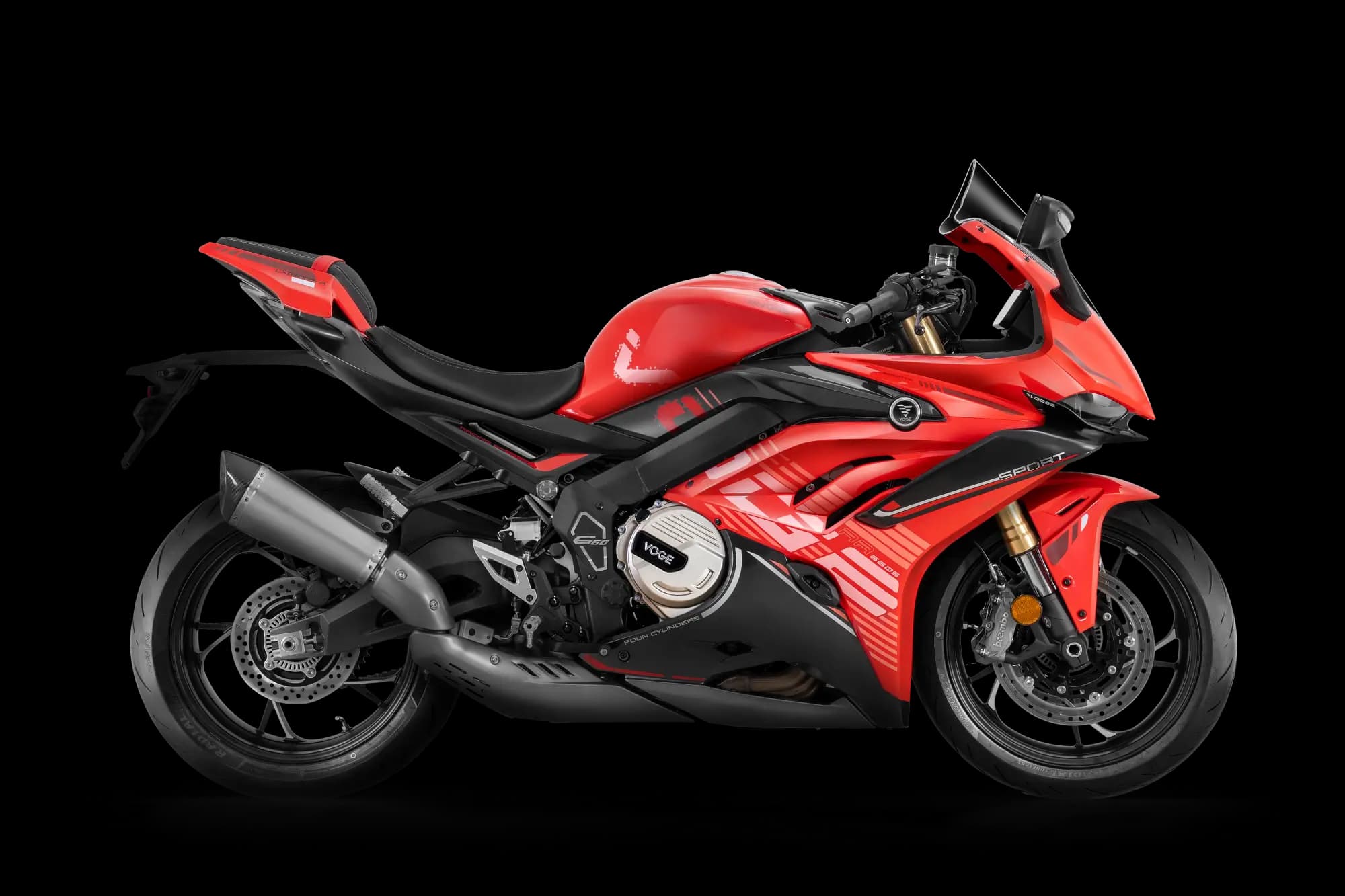 Rotes Voge RR 660S Sportmotorrad mit aerodynamischem Design in der Seitenansicht vor schwarzem Hintergrund.